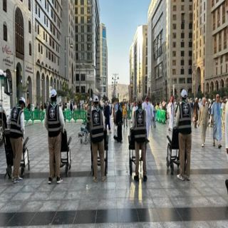 فتية الكشافة يدفعون عربات الرحمة في ساحات الحرمين لخدمة كبار السن وذوي الاحتياجات الخاصة