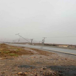 بارق:عاصفة مطرية تُسقط أعمدة الإنارة بطريق ثلوث المنظر