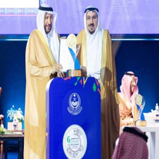 أمير القصيم يسلّم أمين المنطقة جائزة القصيم للتميز والإبداع