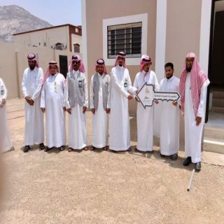 محافظ بارق يسلّم وحدات سكنية بمركز ثلوث المنظر ومخطط العيرية