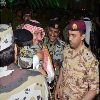 الصورة الأكثر انتشاراً في مواقع التواصل الإجتماعي ولي العهديحتضن أبن أحد الشهداء